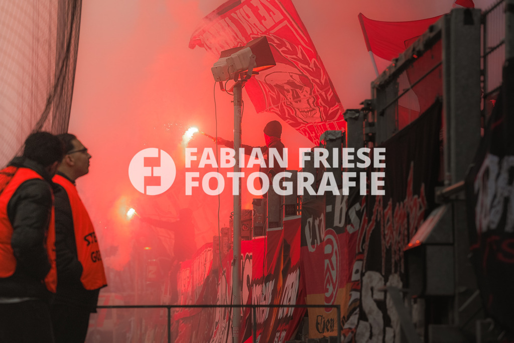 GER Rot-Weiss Essen vs. SSV Ulm, Fussball, 3. Liga, Spieltag 19, Saison 2025/2026, 20.12.2025 | GER Rot-Weiss Essen vs. SSV Ulm, Fussball, 3. Liga, Spieltag 19, Saison 2025/2026, 20.12.2025Foto: Fabian Friese - Realisiert mit Pictrs.com