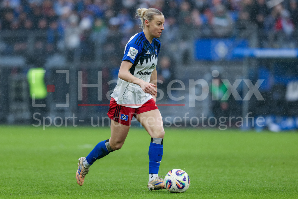 Fussball, Google Pixel Frauen-Bundesliga, Hamburger SV - SV Werder Bremen | Sophie Hillebrand (Hamburger SV, HSV, 22) am Ball, Freisteller, Einzelbild, Ganzkörper, Aktion, Action, Spielszene, DIE DFB-RICHTLINIEN UNTERSAGEN JEGLICHE NUTZUNG VON FOTOS ALS SEQUENZBILDER UND/ODER VIDEOÄHNLICHE FOTOSTRECKEN. DFB REGULATIONS PROHIBIT ANY USE OF PHOTOGRAPHS AS IMAGE SEQUENCES AND/OR QUASI-VIDEO.