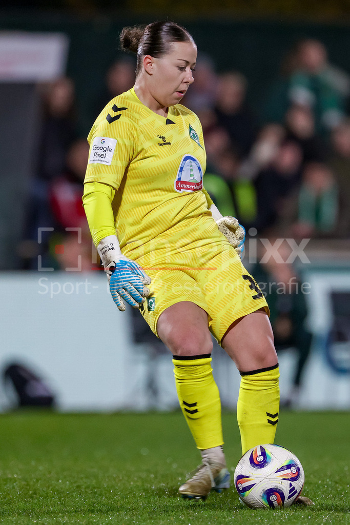 Fussball, Google Pixel Frauen-Bundesliga, SV Werder Bremen - RB Leipzig | Mariella El Sherif (Torhüterin, Torwart, SV Werder Bremen, 39) am Ball, Freisteller, Einzelbild, Ganzkörper, Aktion, Action, Spielszene, DIE DFB-RICHTLINIEN UNTERSAGEN JEGLICHE NUTZUNG VON FOTOS ALS SEQUENZBILDER UND/ODER VIDEOÄHNLICHE FOTOSTRECKEN. DFB REGULATIONS PROHIBIT ANY USE OF PHOTOGRAPHS AS IMAGE SEQUENCES AND/OR QUASI-VIDEO.