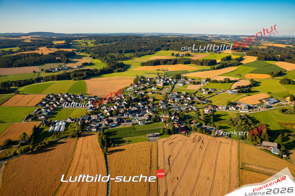 Das Luftbild zeigt : Hohenberg Marktleugast - Die Luftaufnahme wurde 2024 vom UL-Flugzeug aus erstellt ( keine Drohne ) - Hochauflösende Luftaufnahme - Für grossformatige Ausdrucke geeignet. Die Geschenkidee !Mit Lizenz und Bildrechte bestellbar