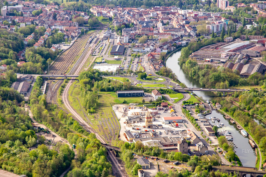 Aerial view: Train station and marina at lock 27 Saargemünd on the Saar-Kohlen-Kanal 