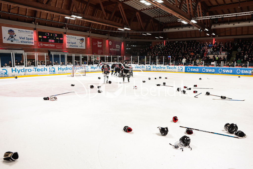 EHC Königsbrunn - TEV Miesbach | Grenzenloer Jubel beim EHC Koenigsbrunn nach dem Gewinn der Bayerliga Meisterschaft im Spiel 3 der Playoffserie gegen den TEV Miesbach / Jubel / Freude / Siegerfoto