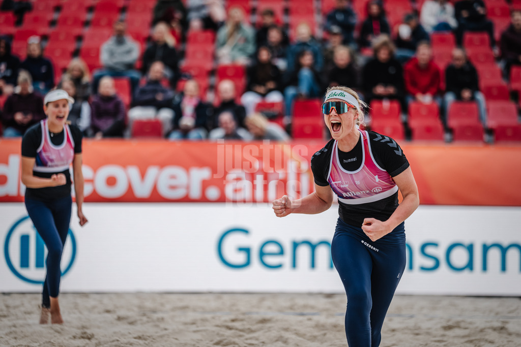 Beachvolleyball | Frauen | German Beach Tour 2024 | Tourstop Bremen | 07.06.2024 | Anna Behlen (rechts) jubelt, Sarah Schulz (links) auch