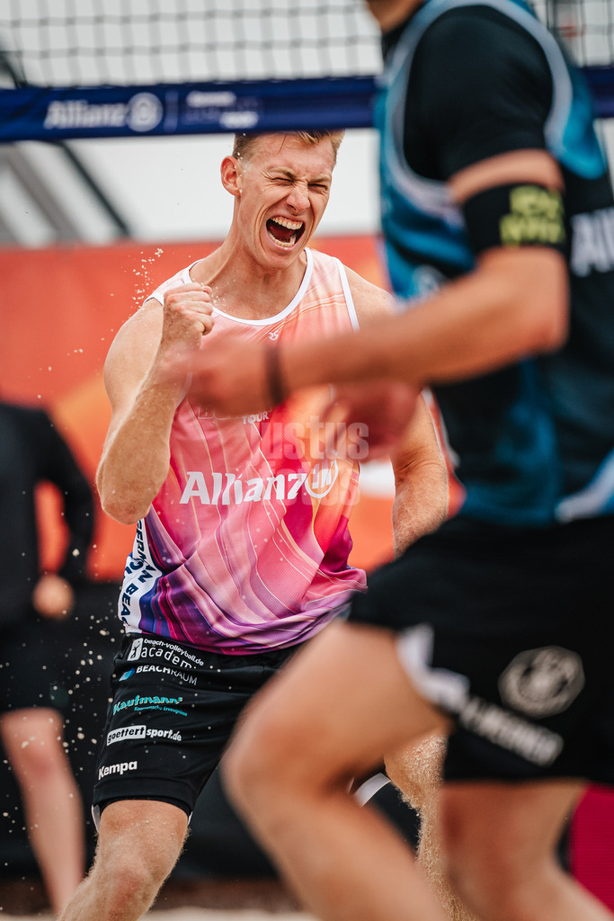 Beachvolleyball | Frauen | German Beach Tour 2024 | Tourstop Düsseldorf | 17.05.2024 | Jonas Reinhardt jubelt und ballt die Faust