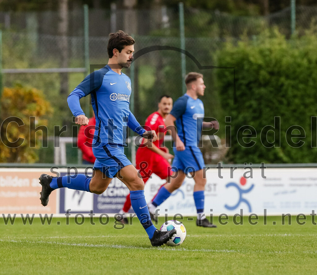 2023-11-04_013_FC_Langengeisling_gegen_VfL_Waldkraiburg | Erding, Deutschland, 04.11.2023:
Fußball, Bezirksliga Oberbayern Ost 2023 / 2024, 16. Spieltag, FC Langengeisling gegen VfL Waldkraiburg, Endergebnis: 2:0

Kilian Stenzel (FC Langengeisling, #32)

Foto: Christian Riedel / fotografie-riedel.net