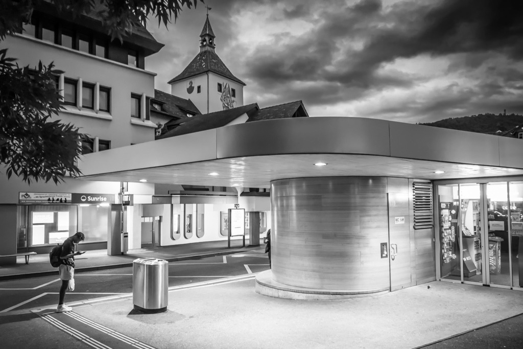 Busstation Wasserturmplatz, Liestal | Schöne Fotografien aus der Stadt und der Natur zum bestellen oder selber hochladen. Druck auf Foto, Postkarte, Kalender, FineArt Hahnemühle, Alu-Dibond , Akustikbilder zur Absorption von Schall und Lärm etc. - Realisiert mit Pictrs.com