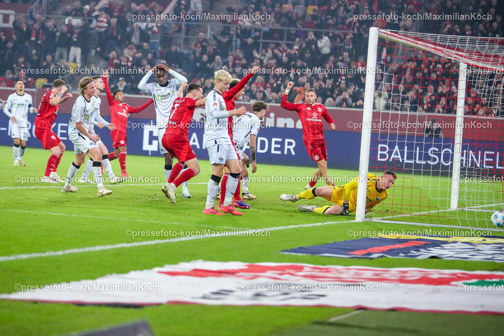 Due09112401078 | 09.11.2024, Fußball, Fortuna Düsseldorf - SC Paderborn 07, 2. Bundesliga, Merkur Spiel-Arena, Saison 2024 2025: Torjubel nach dem 1:0 für Düsseldorf nach EIgentor von Felix Götze (Paderborn #20). Enttäuschte gesichter bei PaderbornDFB regulations prohibit any use of photographs as image sequences and or quasi-video.
