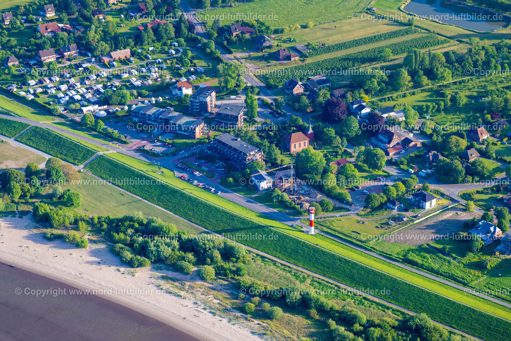 Krautsand_Elbstrandresort_ELS_8883300523 | KRAUTSAND 30.05.2023 Gebäudekomplex der Hotelanlage " Elbstrand Resort Krautsand " an der Elbstraße in Krautsand im Bundesland Niedersachsen, Deutschland. Weiterführende Informationen bei: Elbstrand Resort Krautsand GmbH & Co. KG. // Complex of the hotel building " Elbstrand Resort Krautsand " on street Elbstrasse in Krautsand in the state Lower Saxony, Germany. Further information at: Elbstrand Resort Krautsand GmbH & Co. KG. Foto: Martin Elsen