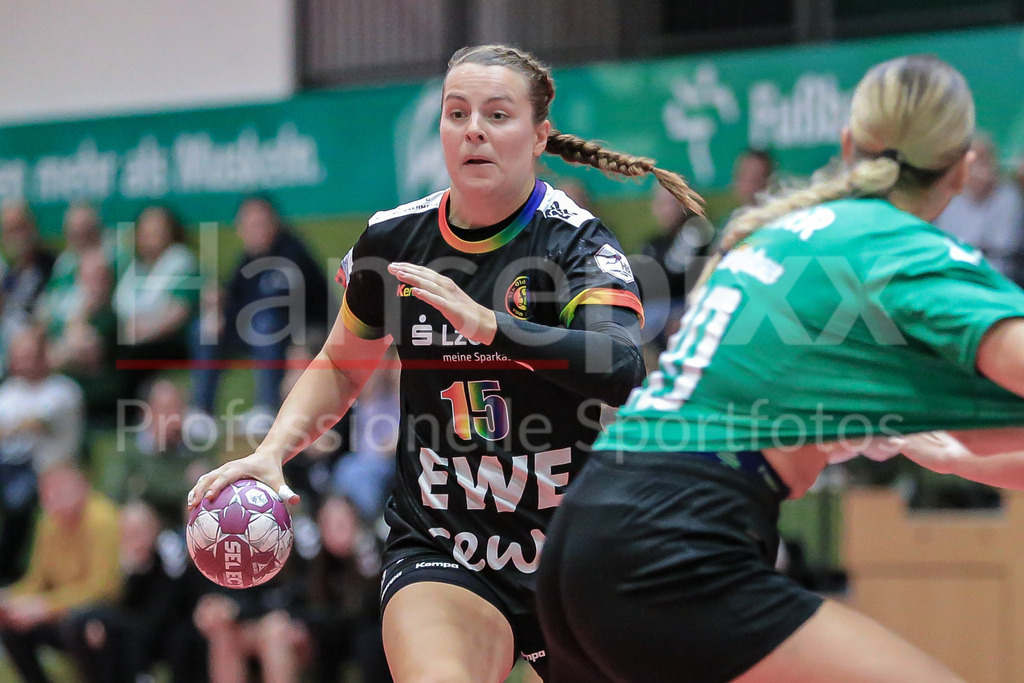 Handball, Testspiel Frauen, SV Werder Bremen - VfL Oldenburg | v.li.: Merle Carstensen (VfL Oldenburg, 15) am Ball, Spielszene, Aktion, Action
