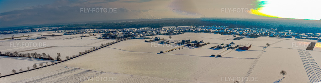 Luftbild: Panorama der Dorfansicht von Norden im Winter bei Schnee in Hatzenbühl im Bundesland Rheinland-Pfalz in Deutschland. Foto: IMG_35973-Bearbeitet.jpg vom 18.12.2010 durch Werner Riehm/FLY-FOTO.deAuflösung des Originals: 10719 x 2780 px