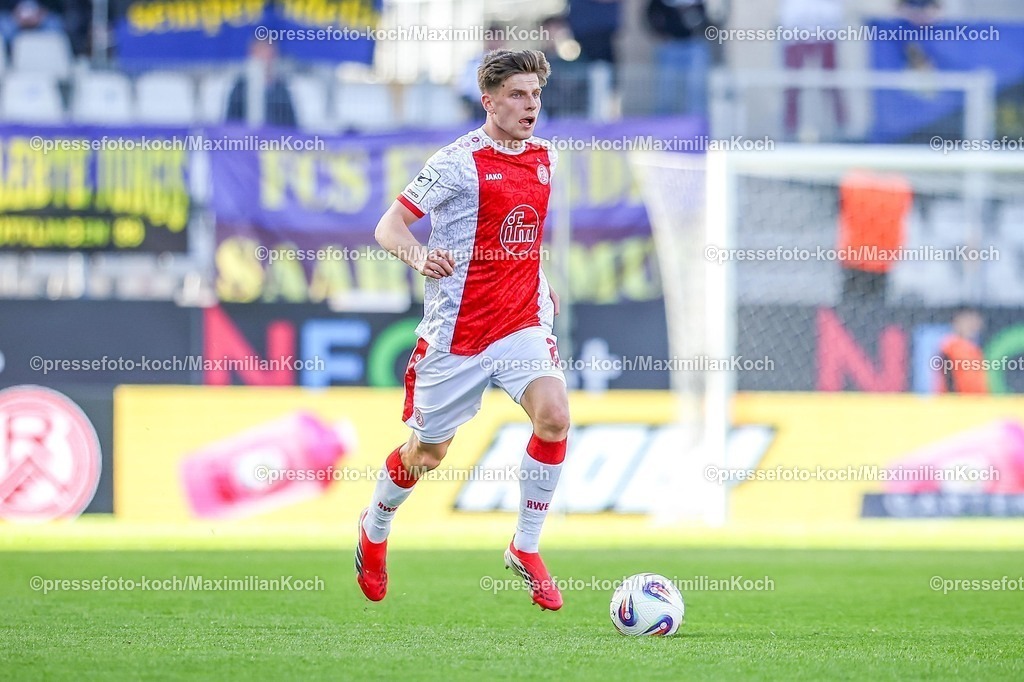 xKWIx26042601049 | 2026.04.26, xkwix, Fußball, 3.Liga, Rot-Weiss Essen - 1. FC Saarbrücken, Stadion an der Hafenstraße, 35.Spieltag, Saison 2025 / 2026: Michael Kostka (Rot-Weiss Essen #2) DFB regulations prohibit any use of photographs as image sequences and or quasi-video. Photo: xKamilxWilkowskixPressefotoKochx