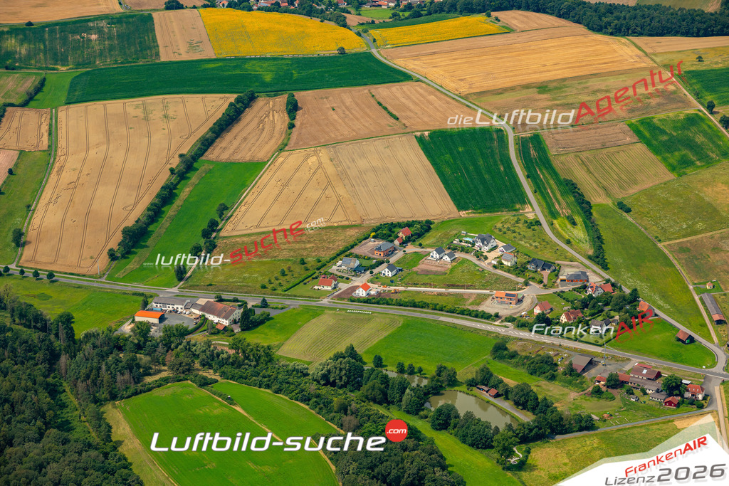 Das Luftbild zeigt :  Ermershausen - Die Luftaufnahme wurde 2024 vom UL-Flugzeug aus erstellt ( keine Drohne ) - Hochauflösende Luftaufnahme - Für grossformatige Ausdrucke geeignet. Die Geschenkidee !Mit Lizenz und Bildrechte bestellbar