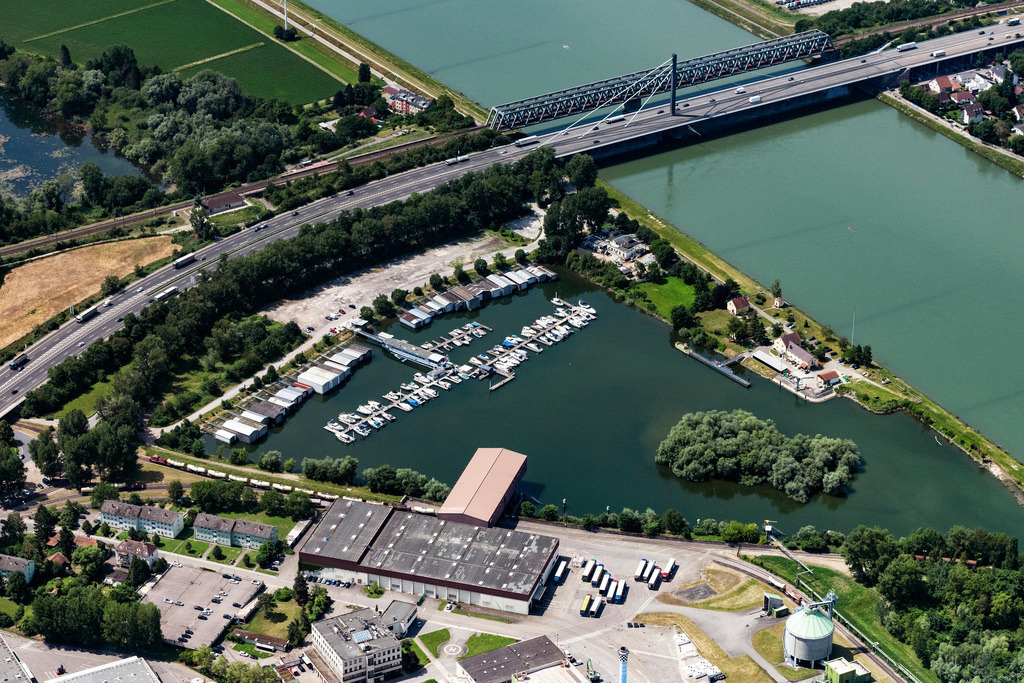 dr__0067296.jpg | KARLSRUHE 17.06.2021 Yachthafen mit Sportboot- Anlegestellen und Bootsliegeplätzen am Uferbereich Karlsruhe Maxau am Rhein in Karlsruhe im Bundesland Baden-Württemberg, Deutschland. // Pleasure boat marina with docks and moorings on the shore area Karlsruhe Maxau on Rhein in Karlsruhe in the state Baden-Wurttemberg, Germany. Foto: Daniel Reiter