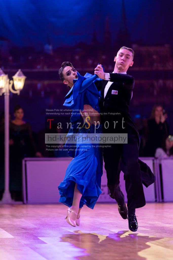 20241215_WDSF_Int_Open_Std-Riga-9055 | Tanzsportbilder, Standardtanz, Lateintanz, WDSF, DTV, LTVB, dancecomp, goc, hessen tanzt, blaues band der spree, walzer, tango, wiener walzer, slowfox, quickstepp, samba, rumba, cha-cha-cha, paso doble. jive, hd-kroft photography, turniertanzsport