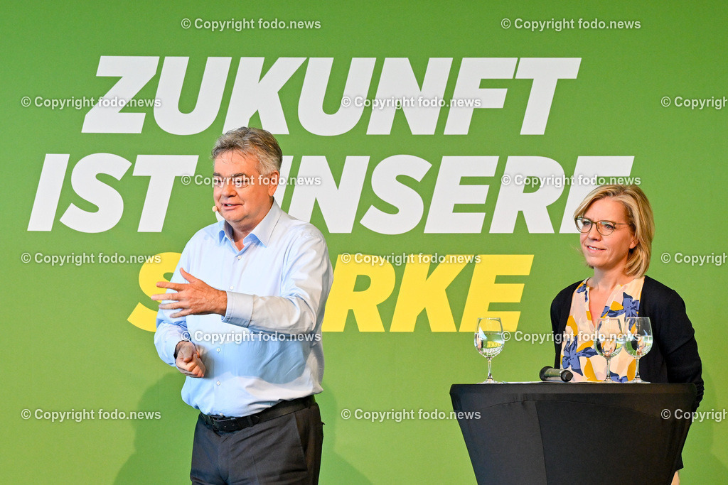 Landesversammlung der Gruenen Ooe 2023_ Zukunft ist unsere Staerke_ 21.10.2023-38 | 21.10.2023, Lentos Linz, AUT, Landesversammlung der Gruenen Ooe 2023, Zukunft ist unsere Staerke, im Bild Vizekanzler Werner Kogler (Die Gruenen, Vizekanzler, Kunst, Kultur, oeffentlichen Dienst und Sport), BMin Leonore Gewessler (Die Gruenen, Klimaschutz, Umwelt, Energie, Mobilitaet, Innovation und Technologie)