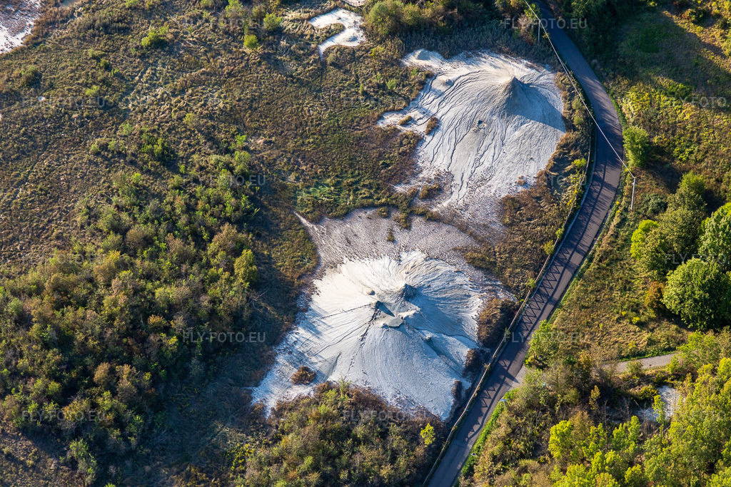 Vue aérienne: Salse di Nirano Réserve naturelle Salse di Nirano à Fiorano Modenese dans le département Modena, Italie. Photo: IMG_134626.jpg prise le 19/09/2022 par Werner Riehm/FLY-FOTO.euRésolution de l'original: 5472 x 3648 pxSalse di Nirano - Italiano