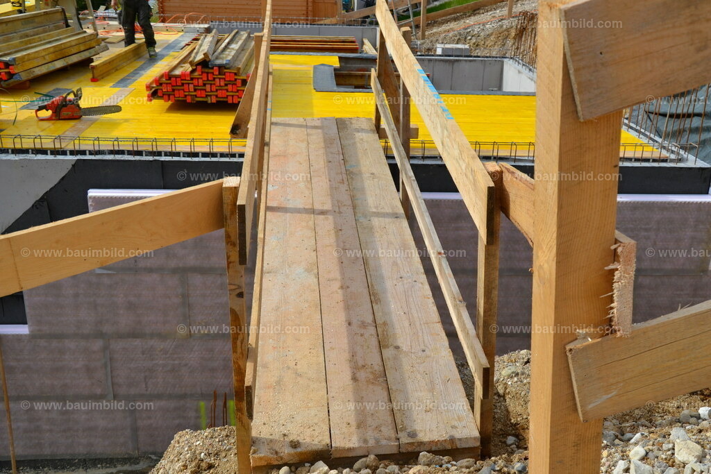 Baustellenzugang Holzbrücke | Laufsteg aus Holz mit Schutzgeländer zur Überbrückung des Arbeitsraumes bis Kellerdecke