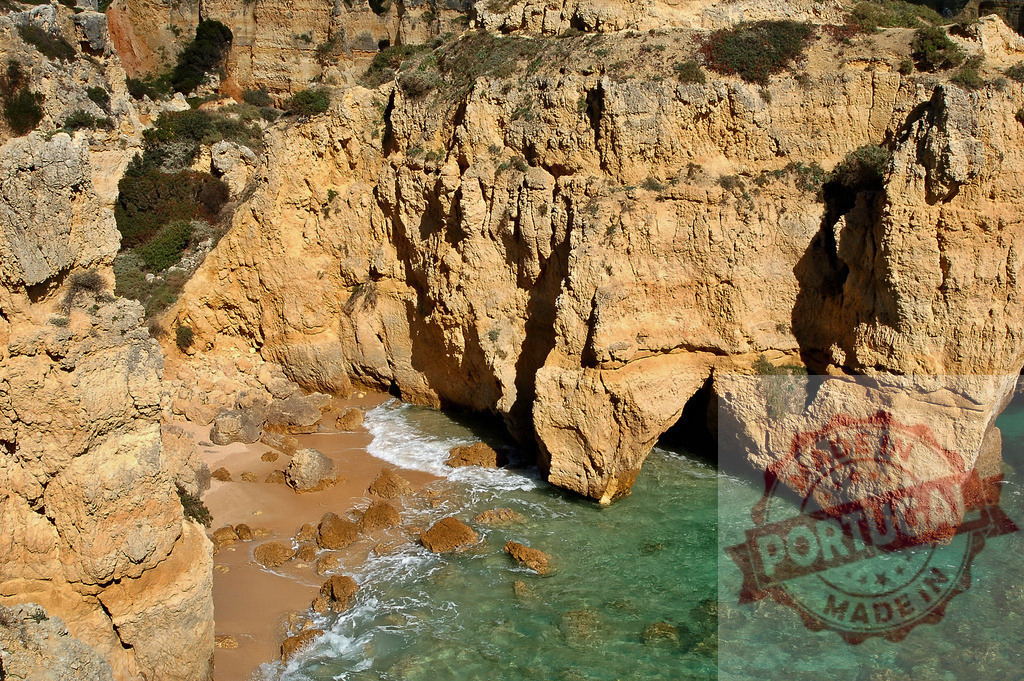 Ponta da Piedade coast showing sandy beach and turquoise ocean | Rugged cliffs and rock formations surrounding a secluded beach with clear turquoise water - Realisiert mit Pictrs.com