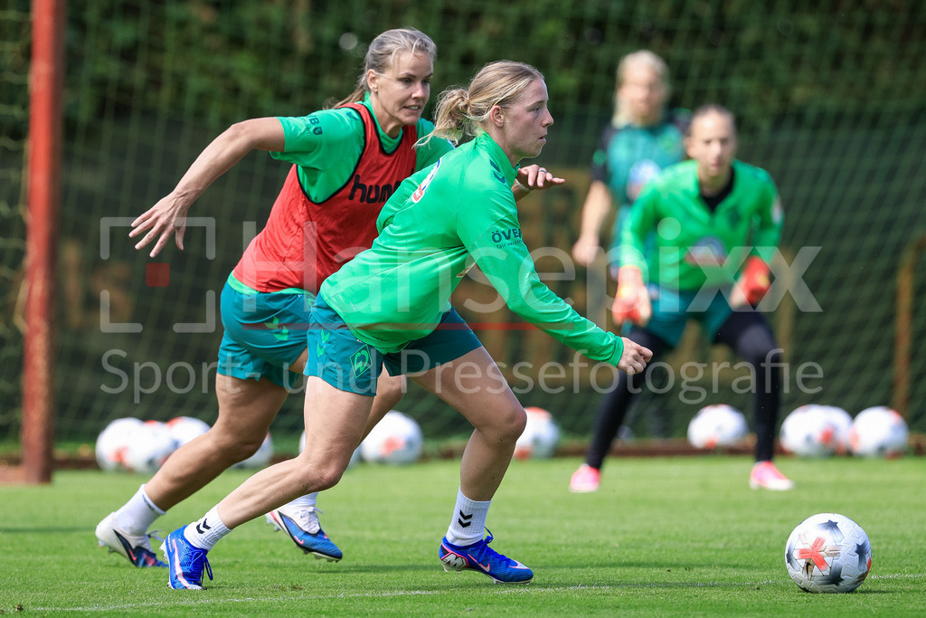 Fussball, Google Pixel Frauen-Bundesliga, Trainingsauftakt SV Werder Bremen | v.li.: Lena Petermann (SV Werder Bremen) und Elena Dhont (SV Werder Bremen) im Laufduell, Zweikampf, Duell, Dynamik, Aktion, Action, Spielszene