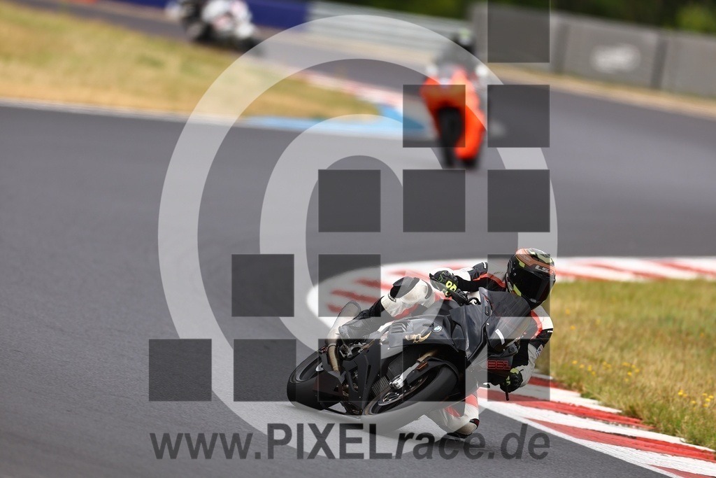 0881-20250716_00669 | Schöne Erinnerungen an spannende Momente - das festzuhalten ist unser Job. PIXELrace.de ist seit 2003 auf den Rennstrecken Europas unterwegs um die Action draußen beim Fahren und die wunderbare Stimmung imm Fahrerlager für euch einzufangen.