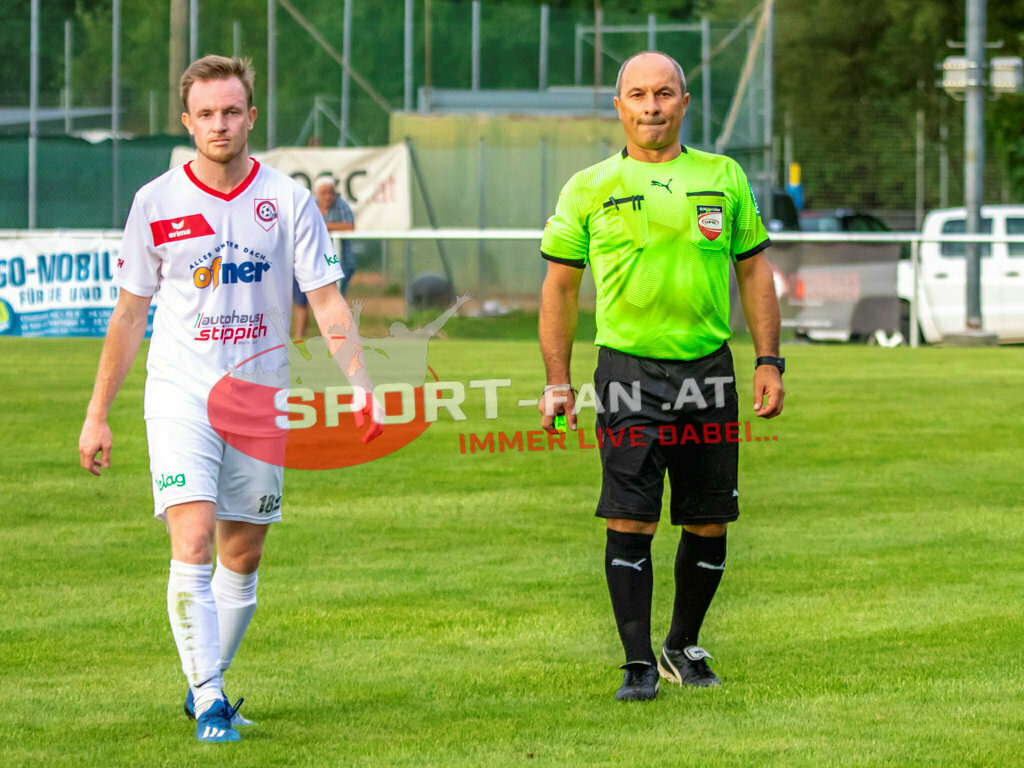 TSV Grafenstein - SK Maria Saal | Thomas Pirker (SK Maria Saal #18) Referee Thomas Schmautz TSV Grafenstein - SK Maria Saal am 02.08.2022 in Grafenstein
(Sportplatz), AUSTRIA, (Photo by Ernst Krawagner sport-fan.at),  - Realisiert mit Pictrs.com