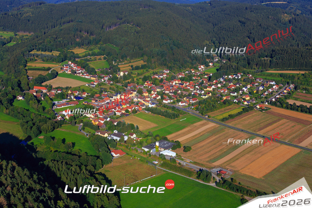 Die Luftaufnahme der Stadt Marktrodach wurde vom UL-Flugzeug heraus erstellt ( keine Drohne )- hohe Auflösung für beste Qualität