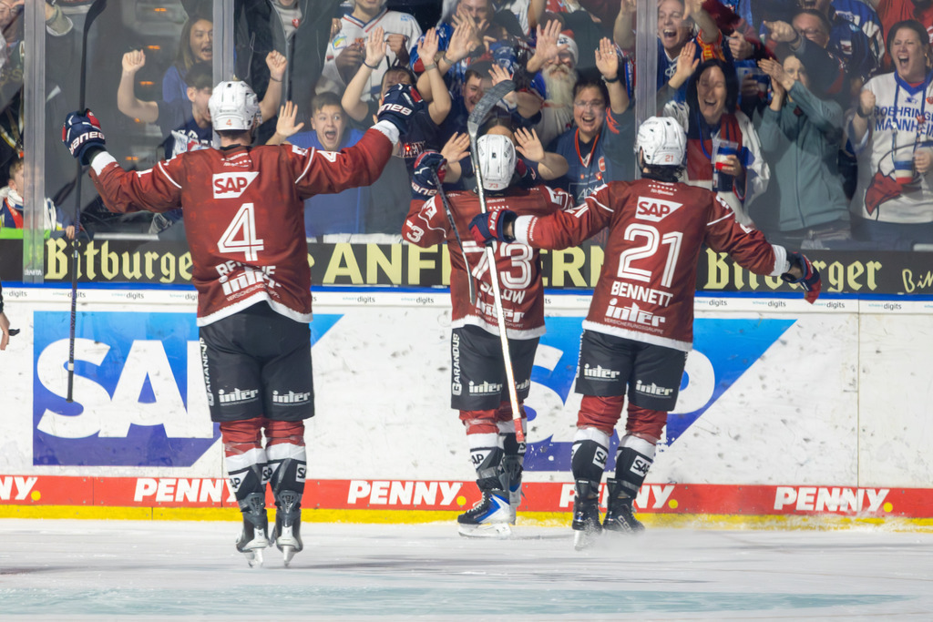 DEL, Deutsche Eishockey Liga Saison 2025/26, 31 Spieltag: Adler Mannheim gegen Eisbären Berlin | DEL, Deutsche Eishockey Liga Saison 2025/26, 31 Spieltag: Adler Mannheim gegen Eisbären Berlin***Jubel bei Mannheim nach dem 1:0 durch Zach Solow - Realisiert mit Pictrs.com