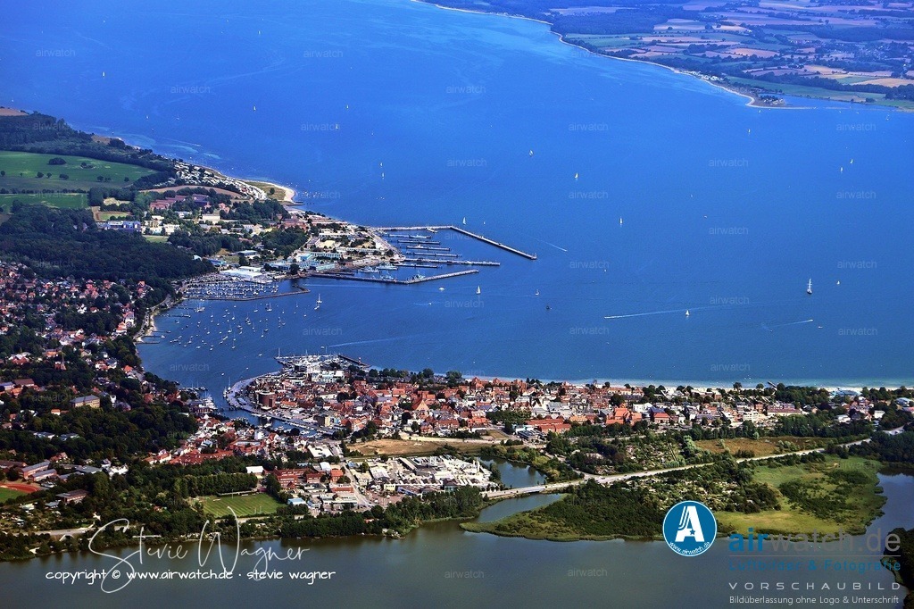 Luftbild Eckernförde - Die Verbindung zwischen dem Windebyer Noor und der Ostsee wurde durch Sandablagerungen abgeschlossen | Die Verbindung zwischen dem Windebyer Noor und der Ostsee wurde durch Sandablagerungen im Laufe der Zeit allmählich abgeschlossen, wobei sich ein Strandwallsystem (Nehrung) bildete. Die endgültige Trennung erfolgte 1929 durch künstliche Aufschüttungen. Heute ist das Windebyer Noor nur noch unterirdisch mit der Ostsee verbunden. Es existieren Pläne der Stadt Eckernförde zur Wiederherstellung einer offenen Verbindung, zu deren Verwirklichung bereits erste Schritte unternommen wurden.