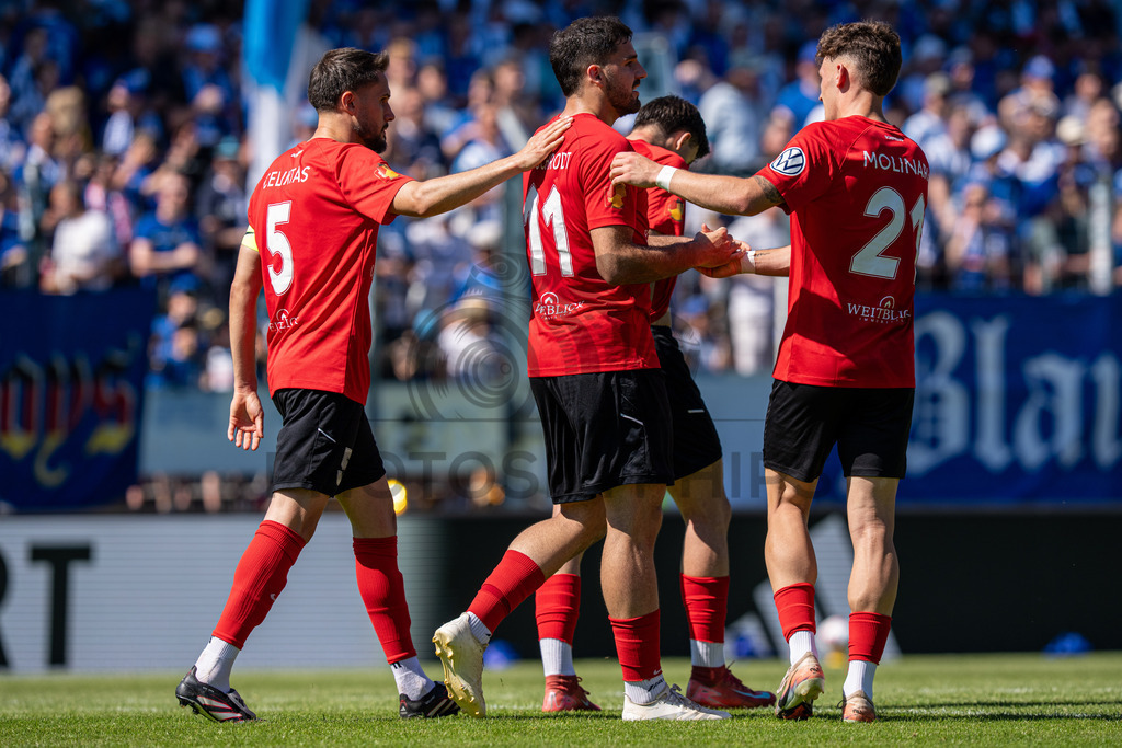 Stuttgarter Kickers vs. SG Sonnenhof Großaspach, Fussball, WFV-Pokal, Finale, 23.05.2026 | Kollektiver Torjubel nach 0:1 durch Michael Kleinschrodt (SG Sonnenhof Großaspach, #11),Stuttgarter Kickers vs. SG Sonnenhof Großaspach, Fussball, WFV-Pokal, Finale, 23.05.2026