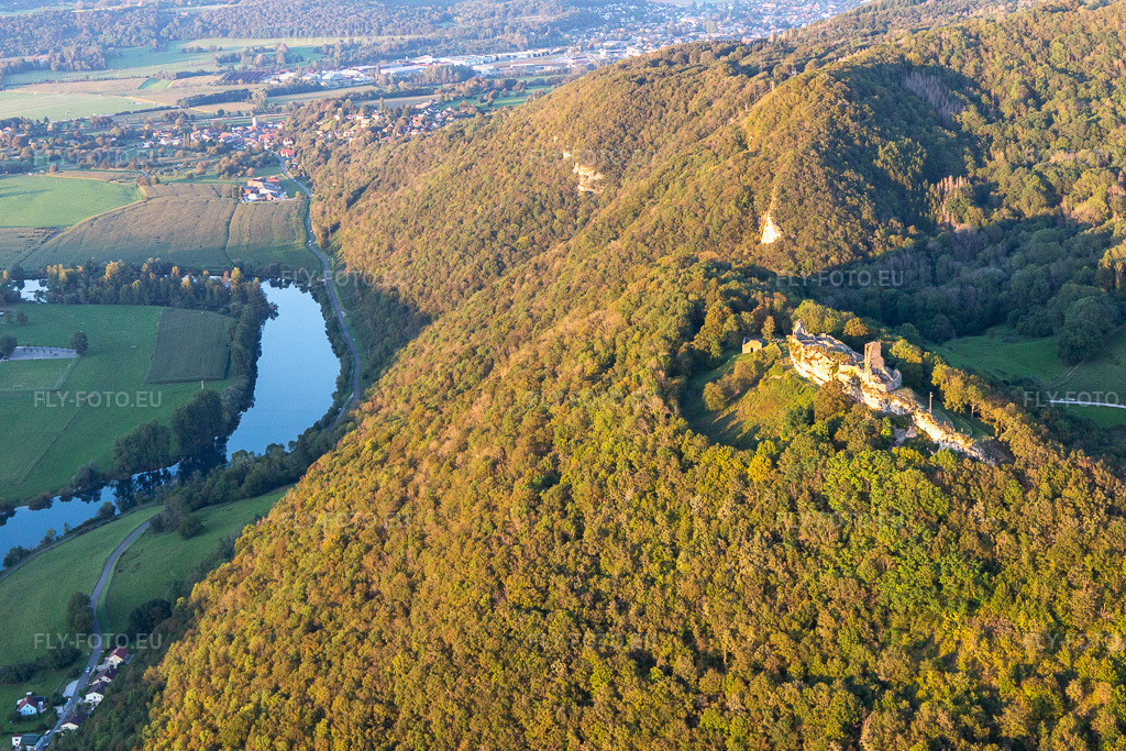 Vue aérienne: Château fort en ruine de, Belvédère et Fointaine Montfaucon sur le Doubs à Montfaucon dans le département Doubs, France. Photo: IMG_129692.jpg prise le 23/09/2021 par Werner Riehm/FLY-FOTO.eu – Résolution de l'original: 5472 x 3648 px