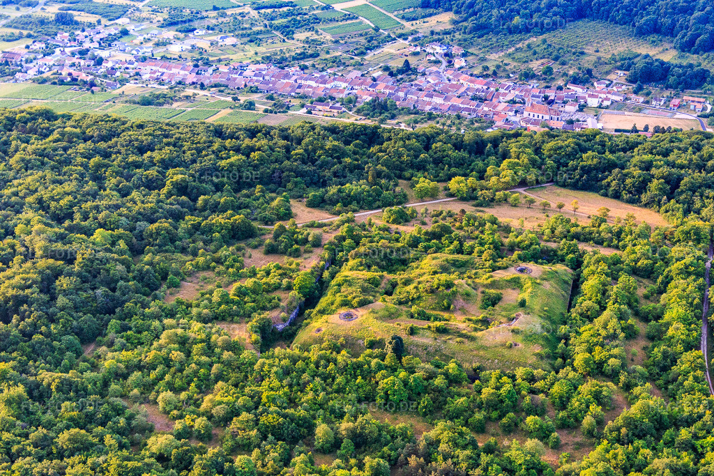 Luftbild: Im Wald versunkenes Fort de Lucey von 1874 Bestandteil der Barrière de fer in Lucey im Bundesland Meurthe-et-Moselle in Frankreich. – Foto: IMG_083447.jpg vom 13.07.2015 durch Werner Riehm/FLY-FOTO.de – Auflösung des Originals: 5472 x 3648 px – Fort de Lucey ou du Plessis-Praslin  - Inventaire Général du Patrimoine Culturel