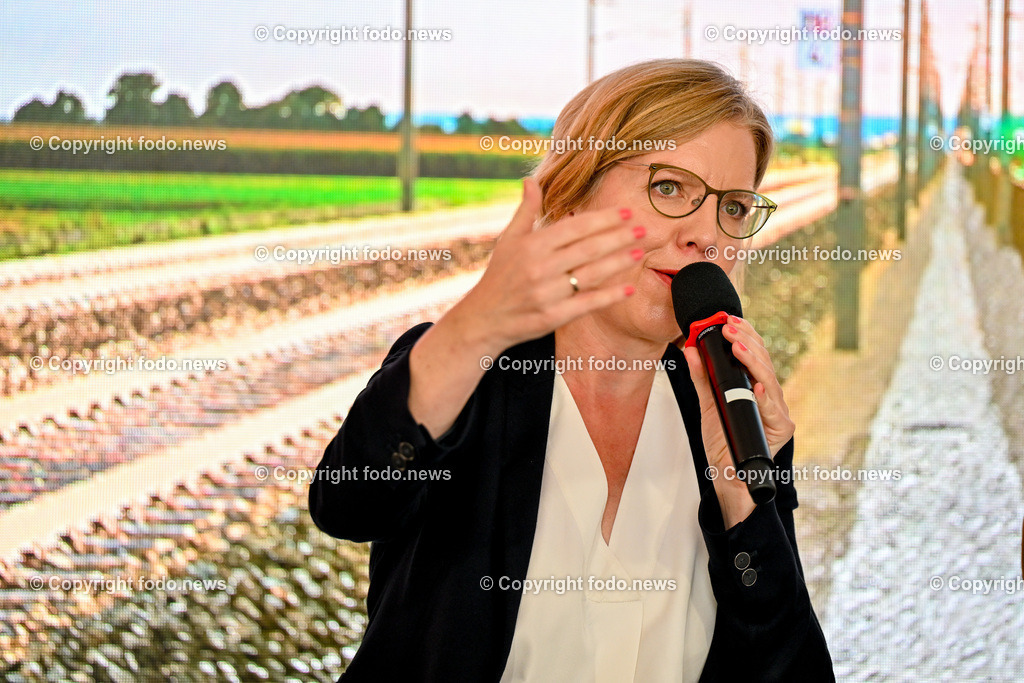 Festakt_ OeBB Gleisausbau_ Baustart_ 01.07.2024-54 | 01.07.2024, Hoersching, AUT, Festakt OeBB-anlaesslich des 4-gleisigen Ausbau des Abschnitt Linz - Marchtrenk, im Bild BMin Leonore Gewessler (Die Gruenen, Klimaschutz, Umwelt, Energie, Mobilitaet, Innovation und Technologie)