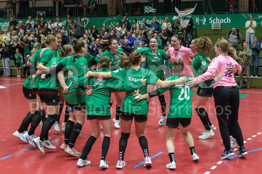 Handball, 2. Bundesliga Frauen, SV Werder Bremen - Kurpfalz Bären | v.li.: Spielerinnen des SV Werder Bremen jubeln über den Sieg, Freude über das gewonnene Spiel, Jubel, Lachen