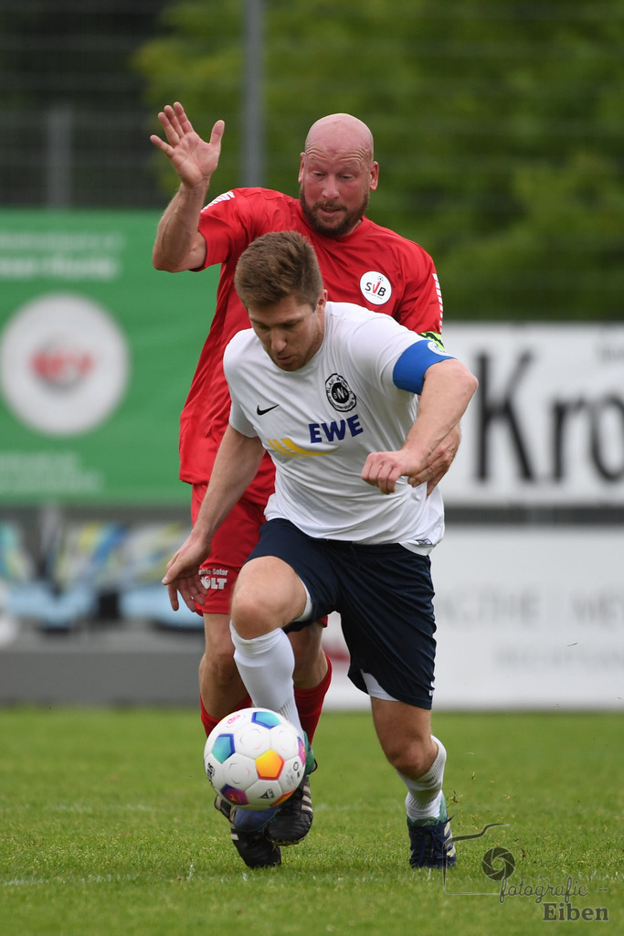 SV Brake Ü40-BW Bümmerstede (Ü40) | Kreispokal Finale Jade-Weser-Hunte Ü40; SV Brake Ü40 (rot)-BW Bümmerstede Ü40 (weiß) am 15.06.2025 in Rastede (Sportanlage Köttersweg), Photo: Philip Eiben 2025 - Realisiert mit Pictrs.com