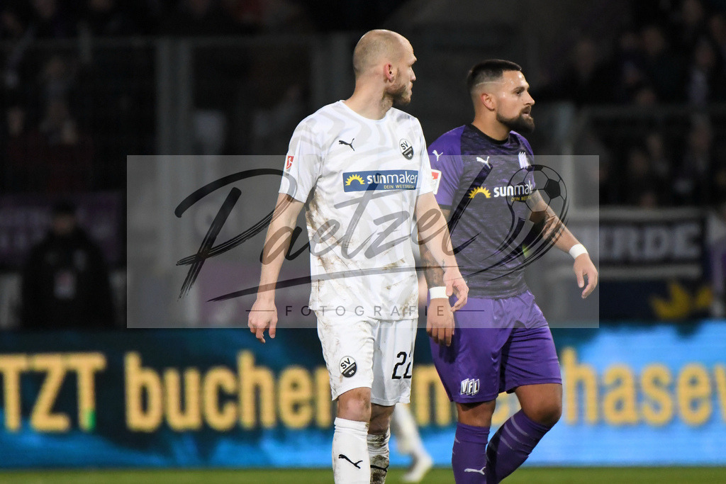 20200129_OSNSVS_0029JPG | Fußball, Herren: Gerrit Nauber (SV Sandhausen) und Marcos Alvarez (VfL Osnabrück) schauen beim Spiel der 2. Bundesliga zwischen VfL Osnabrück vs. SV Sandhausen am 29.01.2020 im Stadion an der Bremer Brücke in Osnabrück, Deutschland.(Foto von Nico Paetzel) - Realisiert mit Pictrs.com