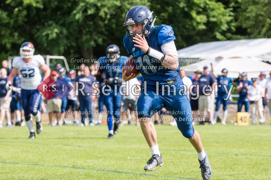 American Football, Saison 2022, Regionalliga Nord, Hamburg Blue Devils - Hannover Grizzlies, Dr.-Hermann-Schnell-Sportplatz (Hamburg), 18.06.2022, 4. Gameweek | Leif Plagge (#11, Blue Devils, QB / Offense) läuft selbst mit dem Ball und erzielt einen Touchdown.