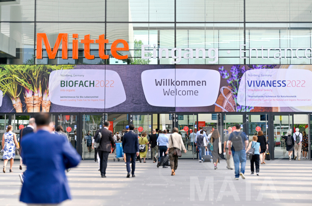 _DWI3473-2 | Das Herz der internationalen Bio-Branche schlug vom 26.–29.07.2022 für vier Tage in Nürnberg. Die BIOFACH, Weltleitmesse für Bio-Lebensmittel, und die VIVANESS, Internationale Fachmesse für Naturkosmetik, meldet sich mit der einmaligen „Summer Edition“ zurück. Groß war die Wiedersehensfreude der über 24.000 Fachbesucher aus 137 Ländern. Im Fokus: Der persönliche Austausch, Networking und vertiefte Gespräche zu den Themen der Zeit. Aber auch: Neuheiten und Trends entdecken und eintauchen mit allen Sinnen in die Produktvielfalt der 2.276 Aussteller aus 94 Ländern. Nürnberg, 29.07.2022 - Realisiert mit Pictrs.com