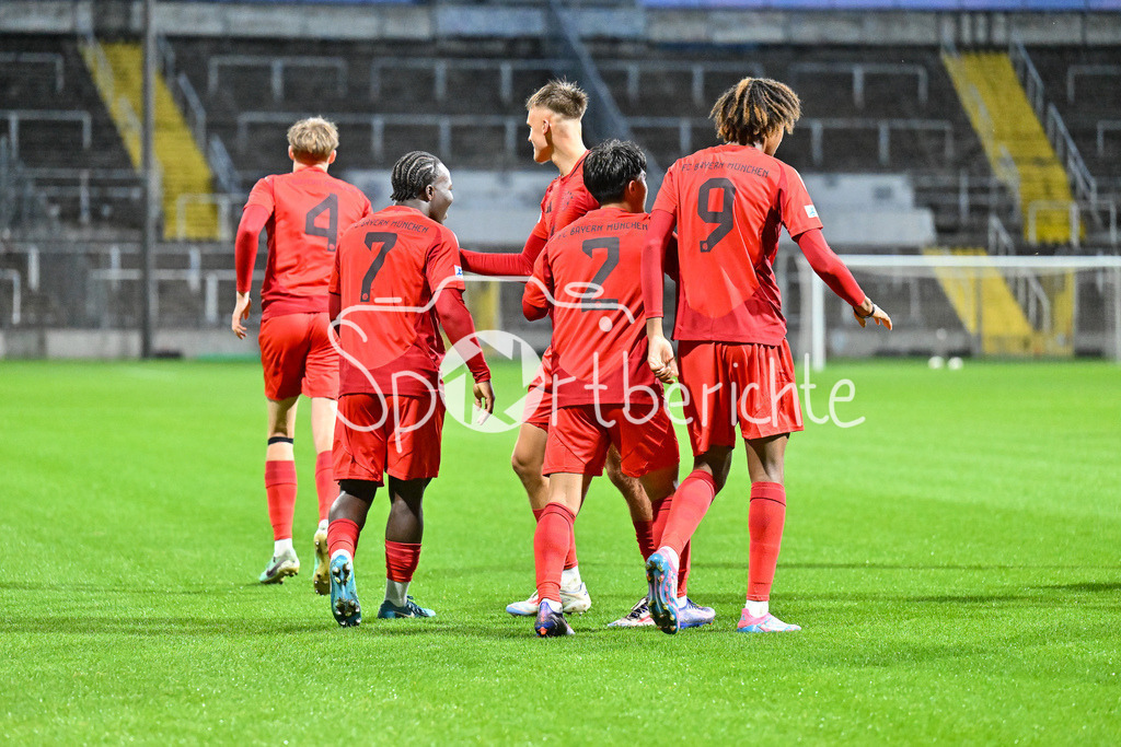 FC Bayern Amateure - TSV Buchbach | Jubel nach dem Treffer zum 1-0 durch Nestory IRANKUNDA (FC Bayern München II #7) / Tor / Freude / Happy / Torschuetze / Regionalliga Bayern: FC Bayern München II - TSV Buchbach, Gruenwalder Stadion am 27.09.2024