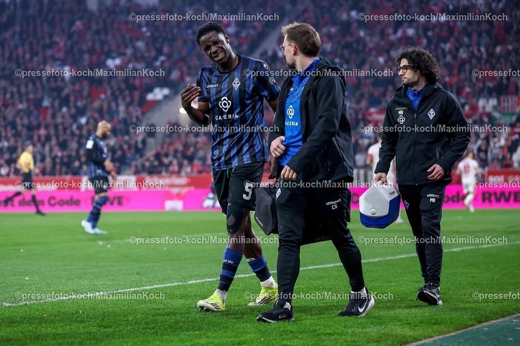 RWE04032601074 | 2026.03.04, Fußball, 3.Liga Herren, Rot-Weiss Essen -  SV Waldhof Mannheim, Stadion Hafenstraße, 27.Spieltag, Saison 2025 / 2026: Oluwaseun Ogbemudia (Waldhof Mannheim #05) muss verletzt das Spielfeld verlassen Verletzung  DFB regulations prohibit any use of photographs as image sequences and or quasi-video.