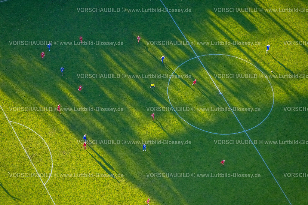 Hamm231101847 | Luftbild, 24nexx Arena bzw. Betten Kutz Stadion der Hammer Spielvereinigung im Sportzentrum Ost, Fußballspiel auf einem Fußballplatz, Schattenwurf, Mitte, Hamm, Ruhrgebiet, Nordrhein-Westfalen, Deutschland