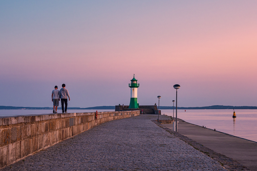 Leuchtturm auf der Mole von Sassnitz auf der Insel Rügen am Abend | Leuchtturm auf der Mole von Sassnitz auf der Insel Rügen am Abend.
