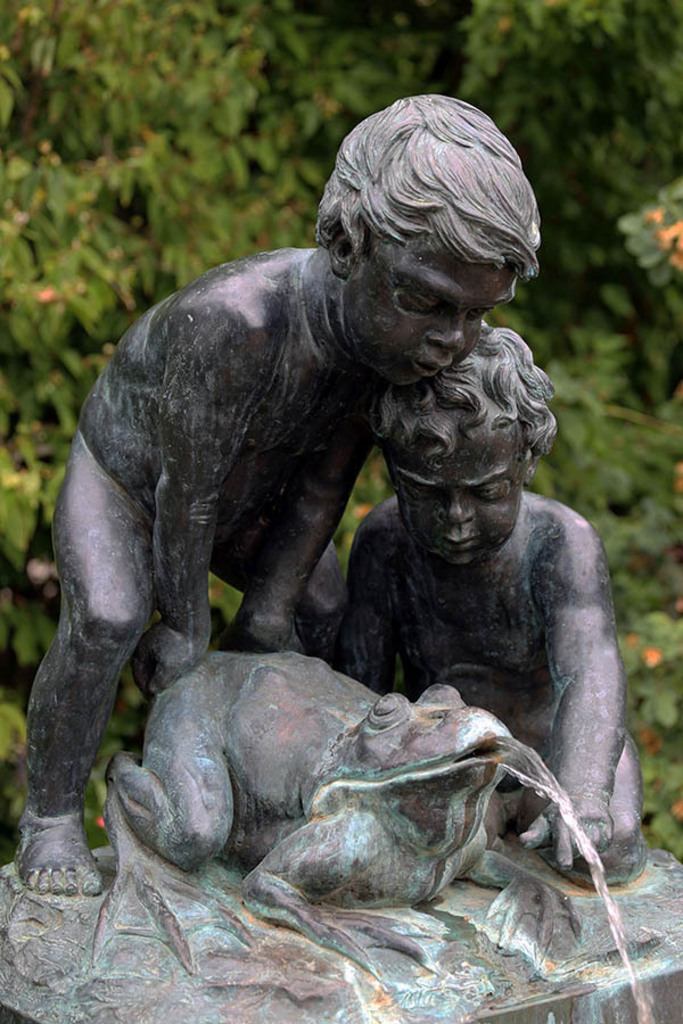Foto: Leipzig - Froschbrunnen | Das Team hinter BILDLEXIKON LEIPZIG bündelt historische wie aktuelle Informationen über die Stadt Leipzig in Text und Bild auf einer Plattform und stellt diese der interessierten Öffentlichkeit zur Verfügung.