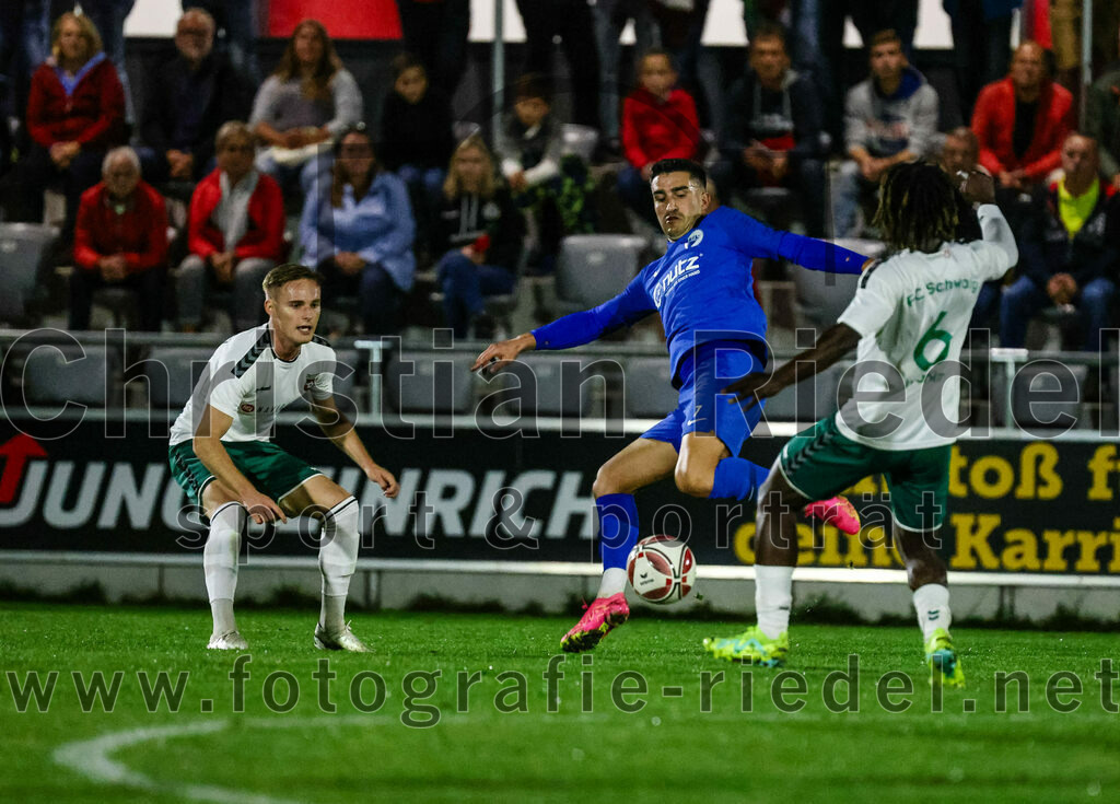 2023-10-13_047_FC_Schwaig_gegen_TSV_Ampfing | Oberding, Deutschland, 13.10.2023:
Fußball, Landesliga Südost 2023 / 2024, 16. Spieltag, FC Schwaig gegen TSV Ampfing, Endergebnis: 3:2

Leon Roth (FC Schwaig, #21), Daniel Tom (TSV Ampfing, #7), Bilal Ibrahim (FC Schwaig, #6)

Foto: Christian Riedel / fotografie-riedel.net