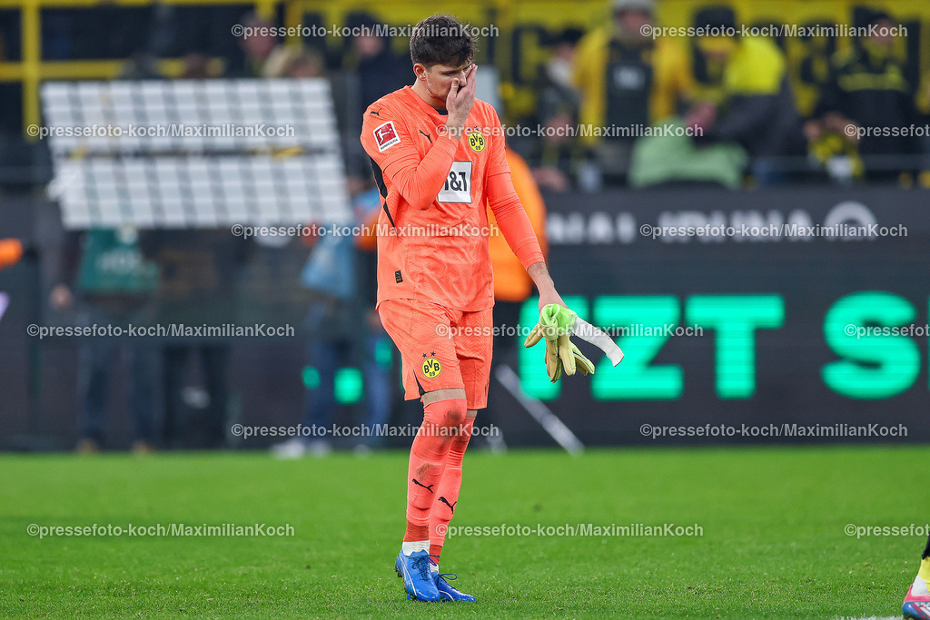 BVB15122401102 | 15.12.2024, Fußball, Borussia Dortmund - TSG 1899 Hoffenheim, 1. Fußball Bundesliga, 14. Spieltag, Signal Iduna Park, Saison 2024 2025: Enttäuschung - Enttäuschte Gesichter nach dem 1:1 Ausgleich Endstand beim BVB - Torwart Gregor Kobel (BVB #1)DFB regulations prohibit any use of photographs as image sequences and or quasi-video.