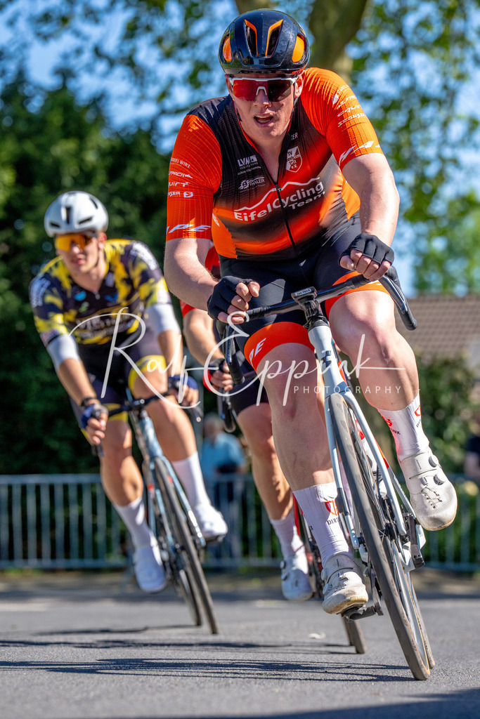 Spurt in den Mai 2026 - Großer Preis der Sparkasse Neuss | Annual one-day road cycling race "Großer Preis der Sparkasse Neuss" held in Büttgen, Germany, organized by VfR Büttgen 1912 e.V. The event features multiple races across all age categories from U11 youth to Elite men. - Realisiert mit Pictrs.com