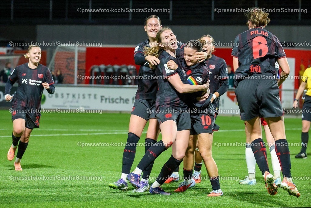 xsscx05112501033 | 05.11.2025, xsscx, Frauen Fuﬂball, Bayer 04 Leverkusen - Hamburger SV, 1. Fuﬂball Bundesliga, 9. Spieltag, Ulrich-Haberland-Stadion, Saison 2025 2026: Torjubel nach dem Tor zum 2:1 durch Torschuetzin Caroline Kehrer (Bayer 04 Leverkusen #9) DFB regulations prohibit any use of photographs as image sequences and or quasi-video. Nordrhein-Westfalen Deutschland