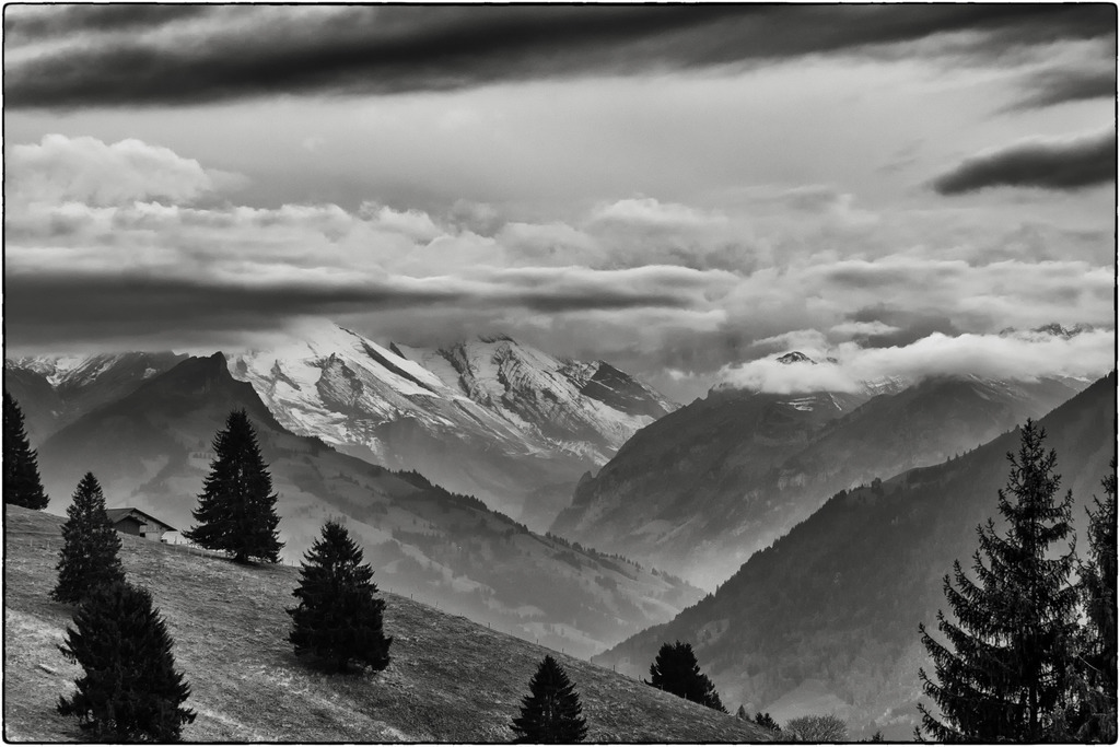 Weite Landschaft | Aussicht von Ringoldswil Richtung Berner Alpen. Mitte links ist das Gehrihorn zu sehen, rechts ist das Kandertal. Ich mag die Licht- und Schattenwechsel in dem Bild und die Stukturen im Schnee. 
Mein Kommentar zu dem Bild war ursprünglich: Die Weite der Landschaft ist oft umgekehrt proportional zum Horizont seiner Bewohner.
-----------------------------------------------
View from Ringoldswil towards the Bernese Alps. The Gehrihorn can be seen in the middle on the left, the Kandertal on the right. I like the changes in light and shadow in the picture and the structures in the snow.
My comment on the picture was originally: The width of the landscape is often inversely proportional to the horizon of its inhabitants.
-----------------------------------------------
Dieser Druck ist in einer limitierten Auflage von 5 Exemplaren erhältlich. 
This print is available in a limited edition of 5 copies. 
http://art.hess.photography/59-weite-landschaft.html - Realisiert mit Pictrs.com