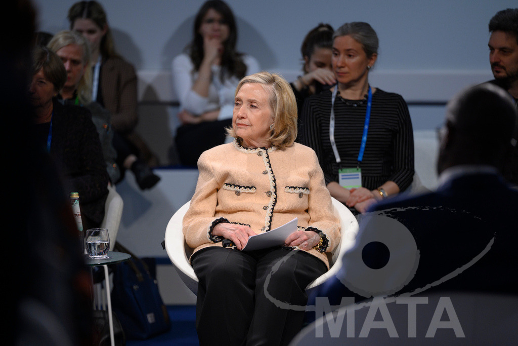 _DWI5082 | Die US-Politikerin Hillary Clinton auf der Veranstaltung Girls Just Want to Have Fundamental Rights: Fighting the Global Pushback im Rahmen der Münchner Sicherheitskonferenz 2026. München, 14.02.2026 Bayern Deutschland - Realisiert mit Pictrs.com