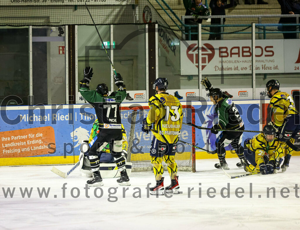 2022-12-16_018_TSV_Erding_gegen_EC_Pfaffenhofen | Erding, Deutschland, 16.12.2022:
Eishockey, Bayernliga 2022 / 2023, 21. Spieltag, TSV Erding gegen EC Pfaffenhofen, Endergebnis: 14:1

Philipp Michl (Erding Gladiators, #77), Torwart Hannes Kiefer (EC Pfaffenhofen, #30), Robert Neubauer (EC Pfaffenhofen, #13), Mark Waldhausen (Erding Gladiators, #27), Anton Münzhuber (EC Pfaffenhofen, #39)

Foto: Christian Riedel / fotografie-riedel.net