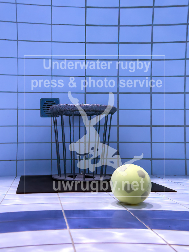 Unterwasserrugby-Tor mit davor liegendem Ball | Auf dem Beckenboden (zwischen 3,80m und 5m tiefe) steht auf jeder Spielseite das Unterwasserrugby-Tor. Davor liegt der mit Salzwasser gefüllte Ball.  - Realisiert mit Pictrs.com